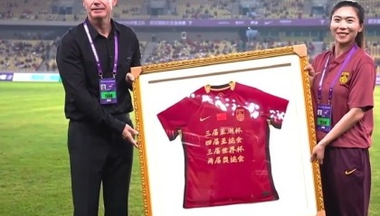 沙巴体育官方网站-女足热身赛前，中国女足为前国脚古雅沙举行退役仪式